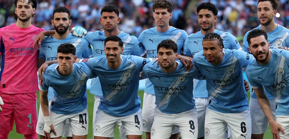 Команда Manchester City позирует перед матчем Команда Manchester City позирует перед матчем