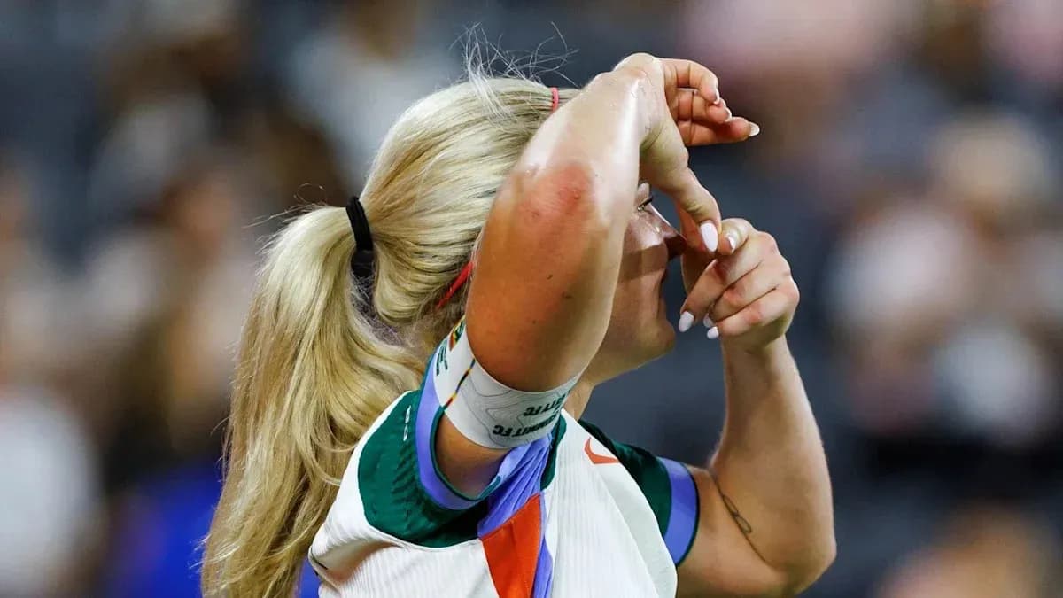 Спортсменка с руками на лбу во время матча Спортсменка с руками на лбу во время матча