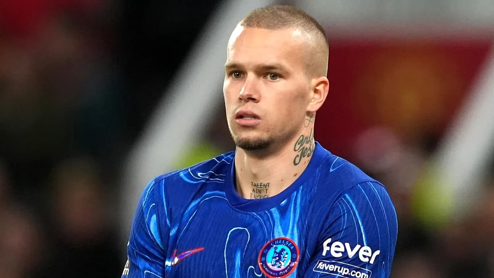 Игрок в синей форме Chelsea на поле Игрок в синей форме Chelsea на поле