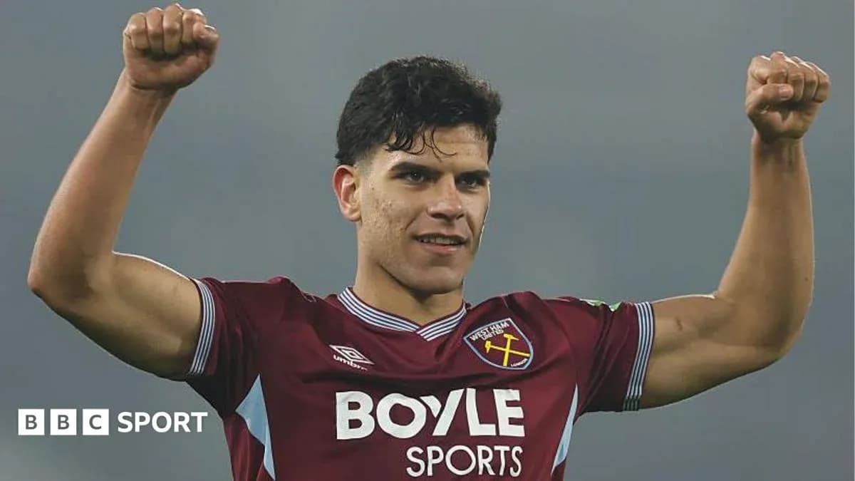 Игрок West Ham с поднятыми руками после матча Игрок West Ham с поднятыми руками после матча
