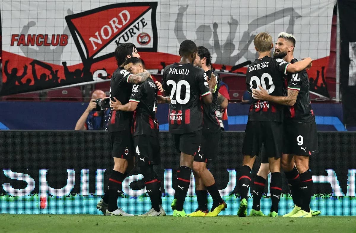 Игроки AC Milan празднуют гол на стадионе Игроки AC Milan празднуют гол на стадионе