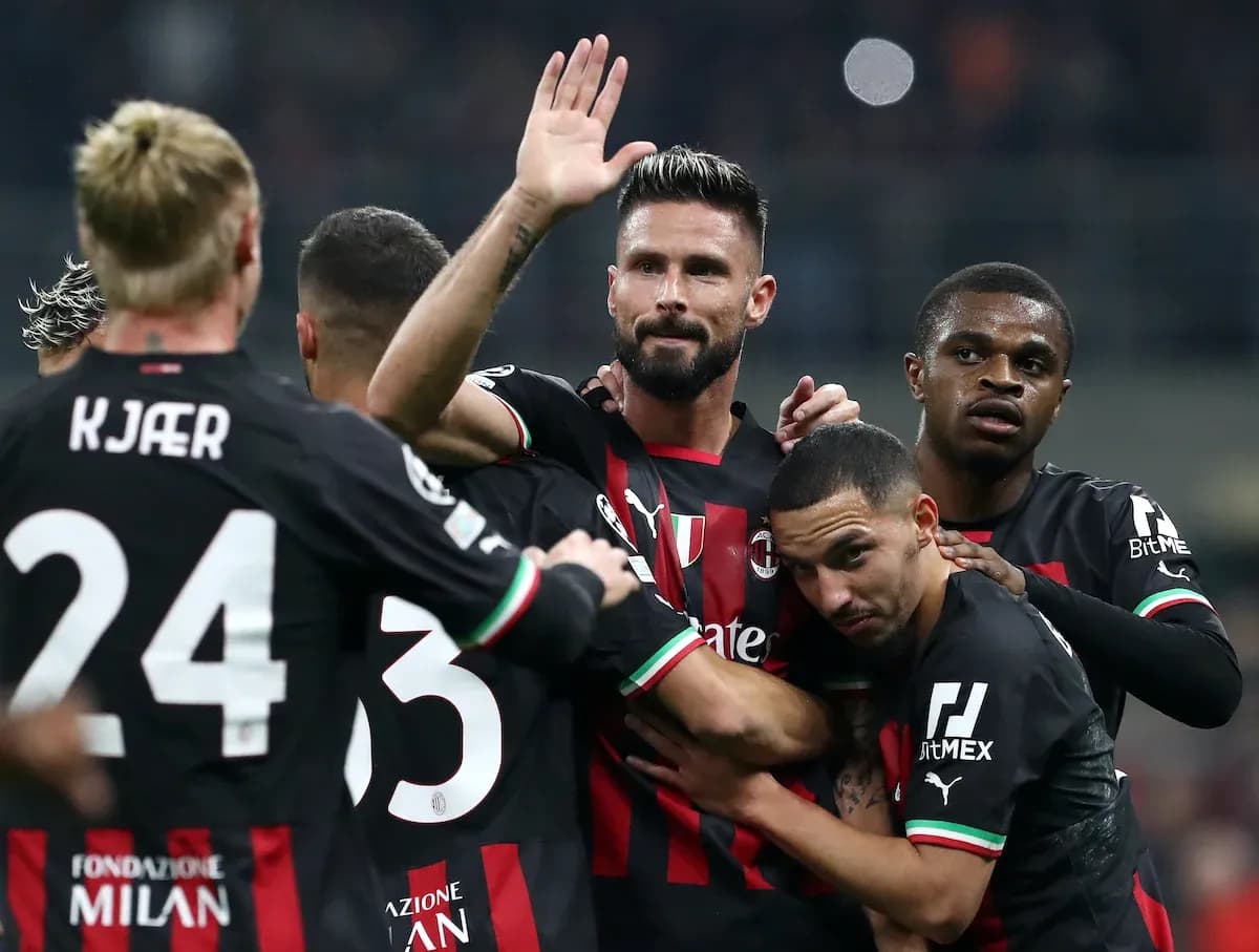 Игроки AC Milan празднуют гол на поле Игроки AC Milan празднуют гол на поле