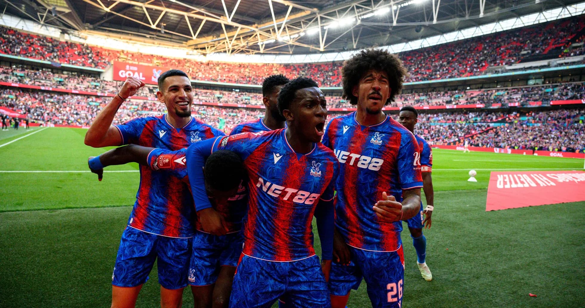Игроки Crystal Palace празднуют гол на стадионе Wembley Игроки Crystal Palace празднуют гол на стадионе Wembley