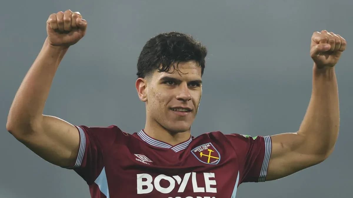 Игрок West Ham United празднует с поднятыми руками Игрок West Ham United празднует с поднятыми руками