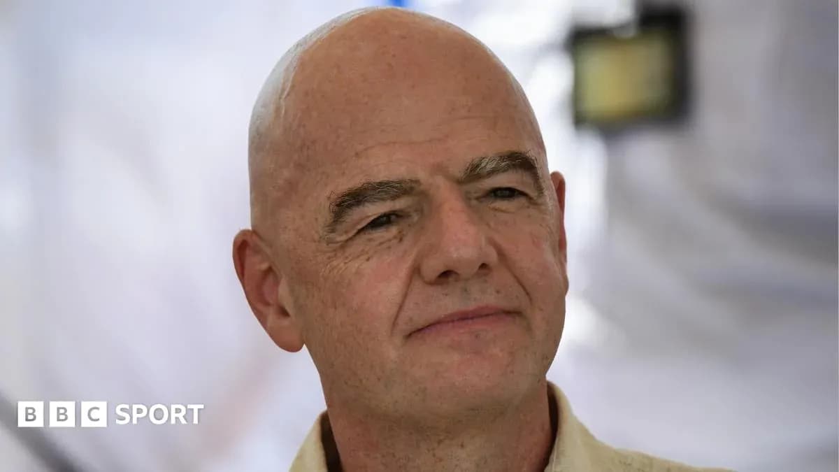 Человек с лысой головой на фоне белого занавеса Человек с лысой головой на фоне белого занавеса