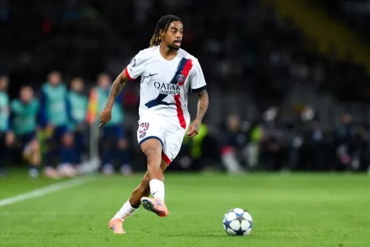Игрок PSG с мячом во время матча Игрок PSG с мячом во время матча