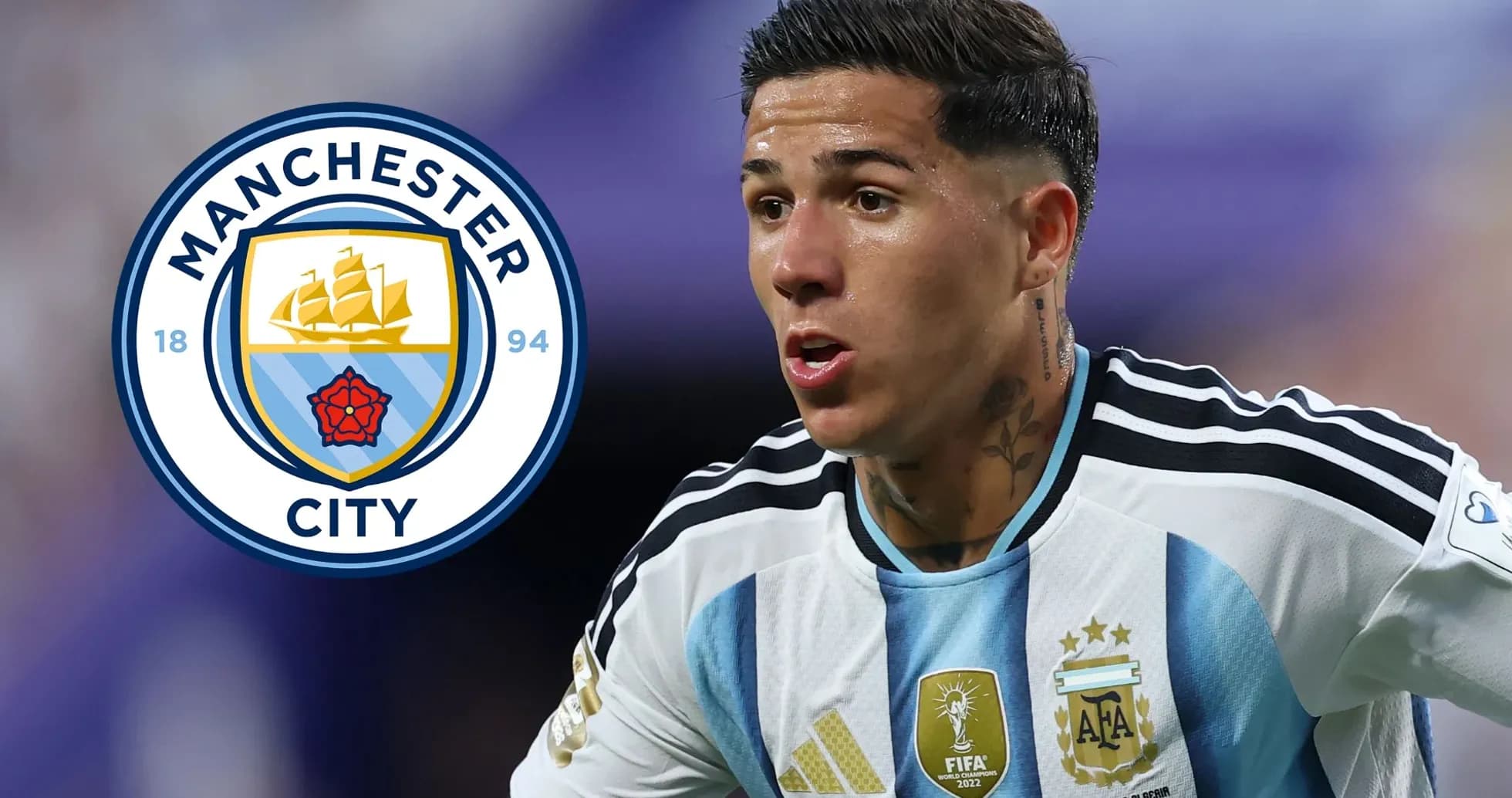 Игрок сборной Аргентины в форме на фоне логотипа Manchester City Игрок сборной Аргентины в форме на фоне логотипа Manchester City