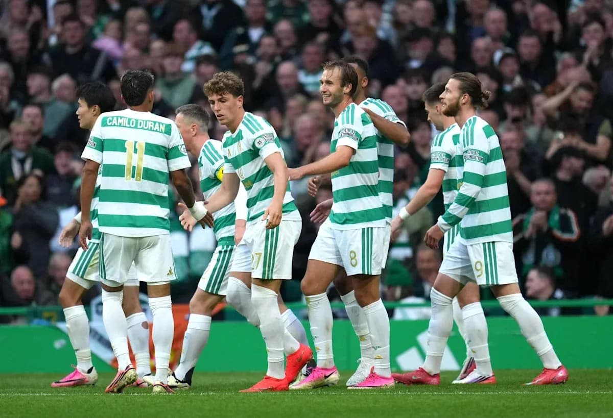 Игроки Celtic празднуют гол на стадионе Игроки Celtic празднуют гол на стадионе
