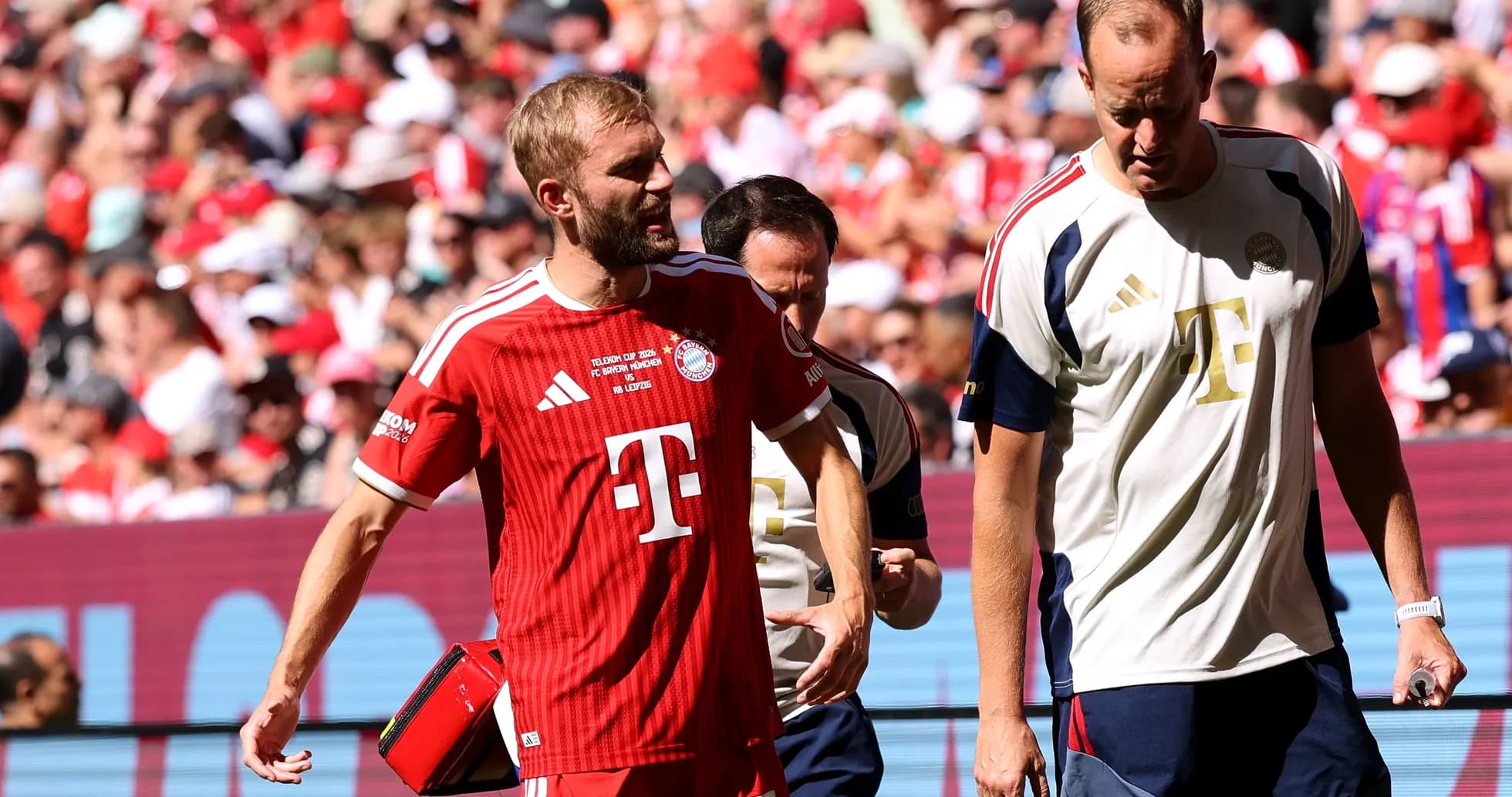 Игроки Bayern Munich покидают поле во время матча Игроки Bayern Munich покидают поле во время матча