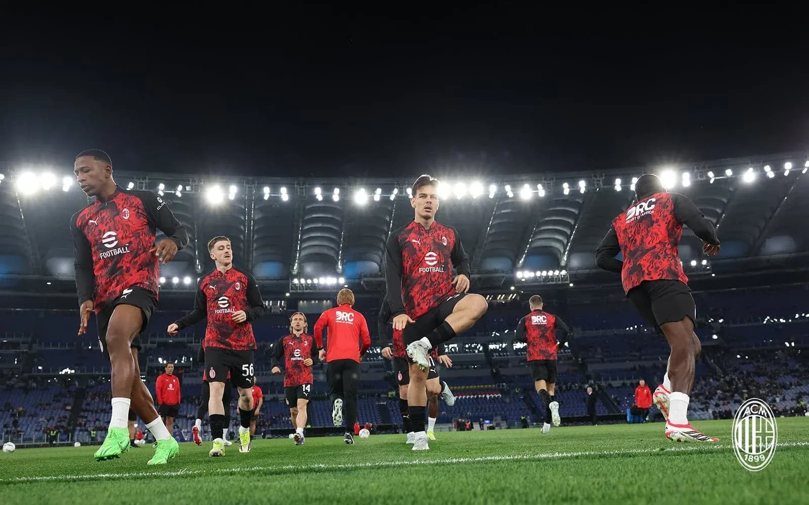 Игроки AC Milan на разминке перед матчем Игроки AC Milan на разминке перед матчем