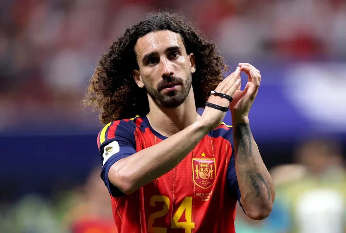 Игрок Испании аплодирует болельщикам после матча Игрок Испании аплодирует болельщикам после матча