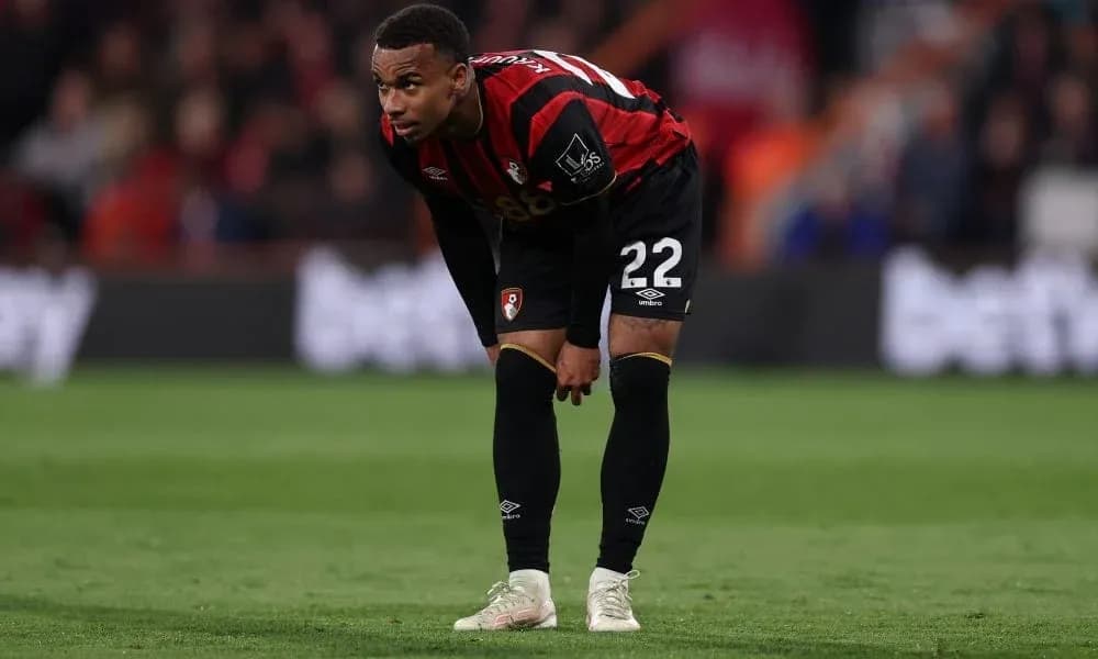 Игрок AFC Bournemouth наклонился на поле Игрок AFC Bournemouth наклонился на поле