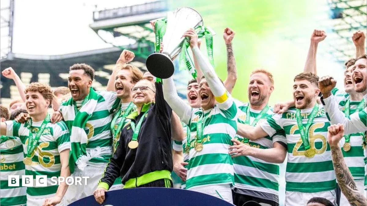 Игроки Celtic празднуют победу с трофеем Игроки Celtic празднуют победу с трофеем