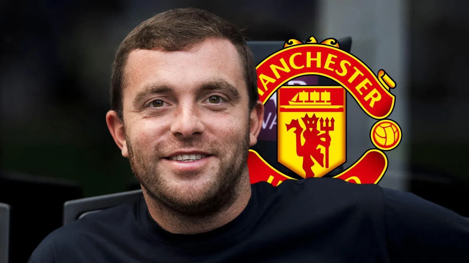 Человек с логотипом Manchester United на фоне Человек с логотипом Manchester United на фоне