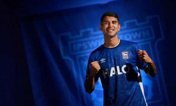 Игрок в форме Ipswich Town на пресс-конференции Игрок в форме Ipswich Town на пресс-конференции