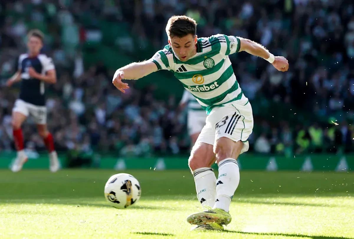 Игрок Celtic пробивает мяч на поле стадиона Игрок Celtic пробивает мяч на поле стадиона