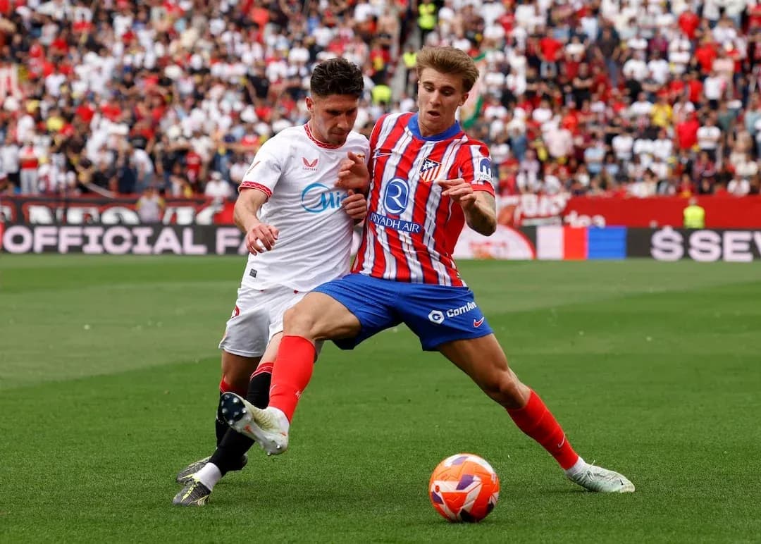 Игроки Sevilla и Atletico Madrid борются за мяч Игроки Sevilla и Atletico Madrid борются за мяч
