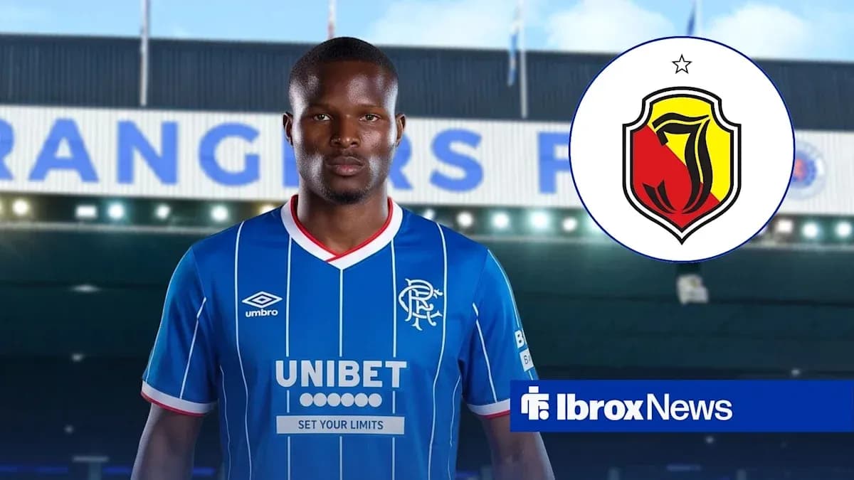 Игрок в синей форме Rangers на фоне стадиона Игрок в синей форме Rangers на фоне стадиона