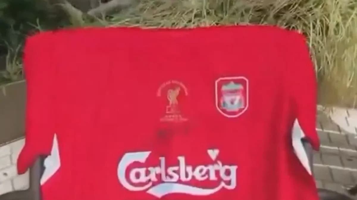 Красная футболка с логотипом Liverpool и Carlsberg Красная футболка с логотипом Liverpool и Carlsberg