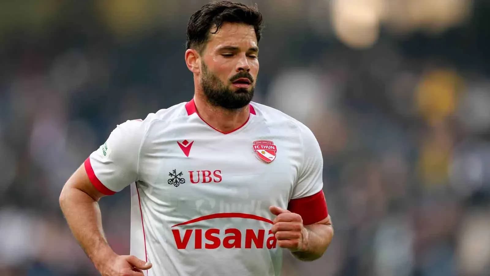 Игрок FC Thun на поле во время матча Игрок FC Thun на поле во время матча