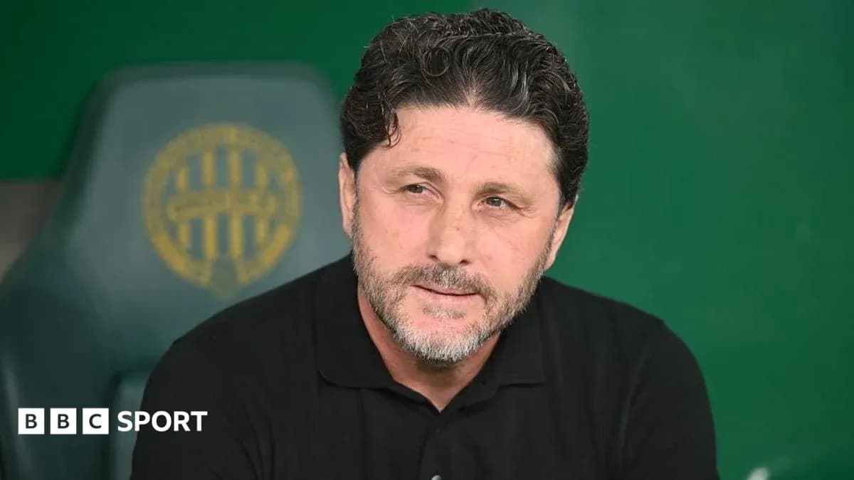 Тренер на скамейке запасных во время матча Тренер на скамейке запасных во время матча