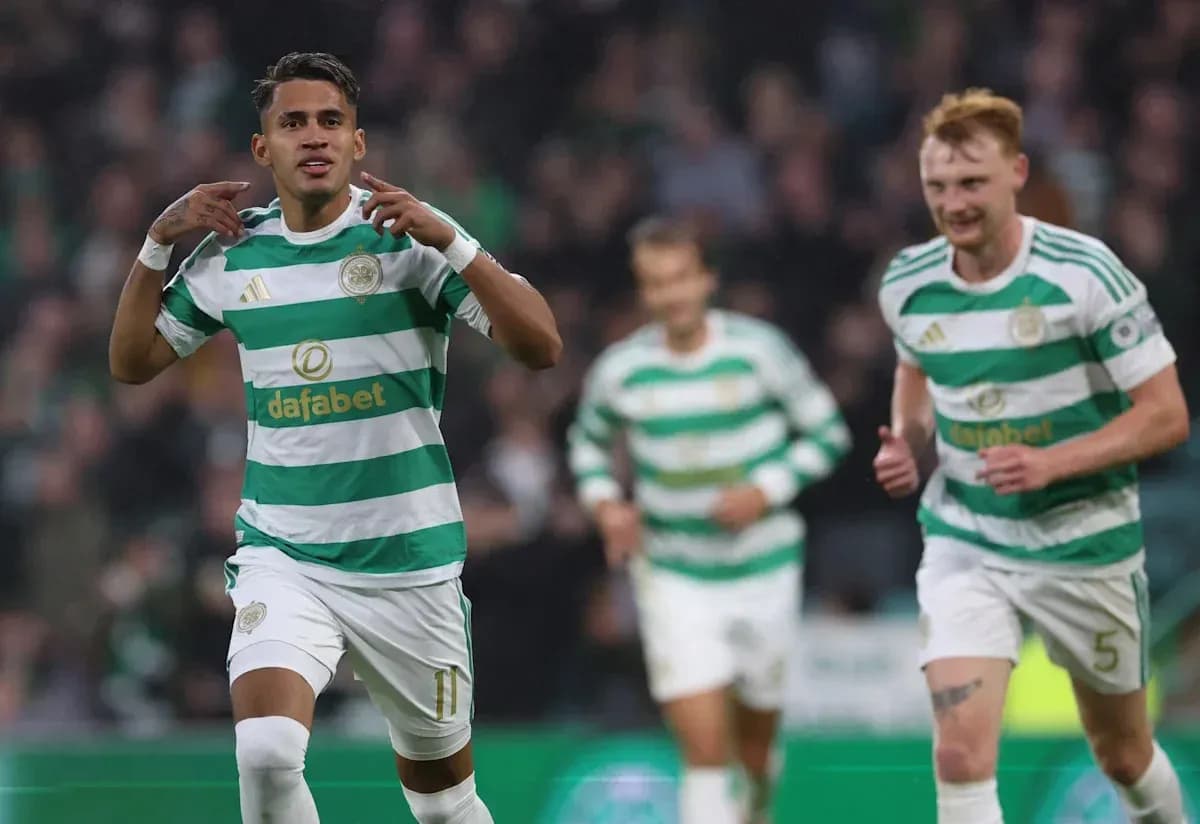 Игроки Celtic празднуют гол на стадионе Игроки Celtic празднуют гол на стадионе