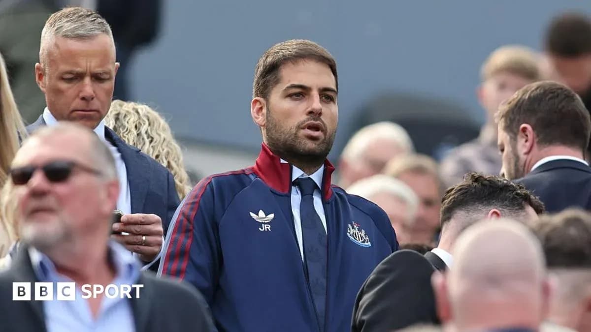 Человек в спортивной одежде Newcastle среди толпы Человек в спортивной одежде Newcastle среди толпы