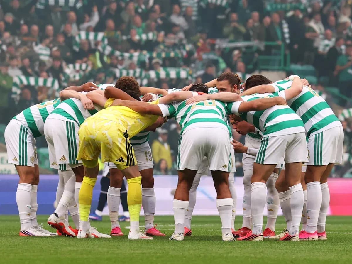 Команда Celtic в кругу перед матчем Команда Celtic в кругу перед матчем