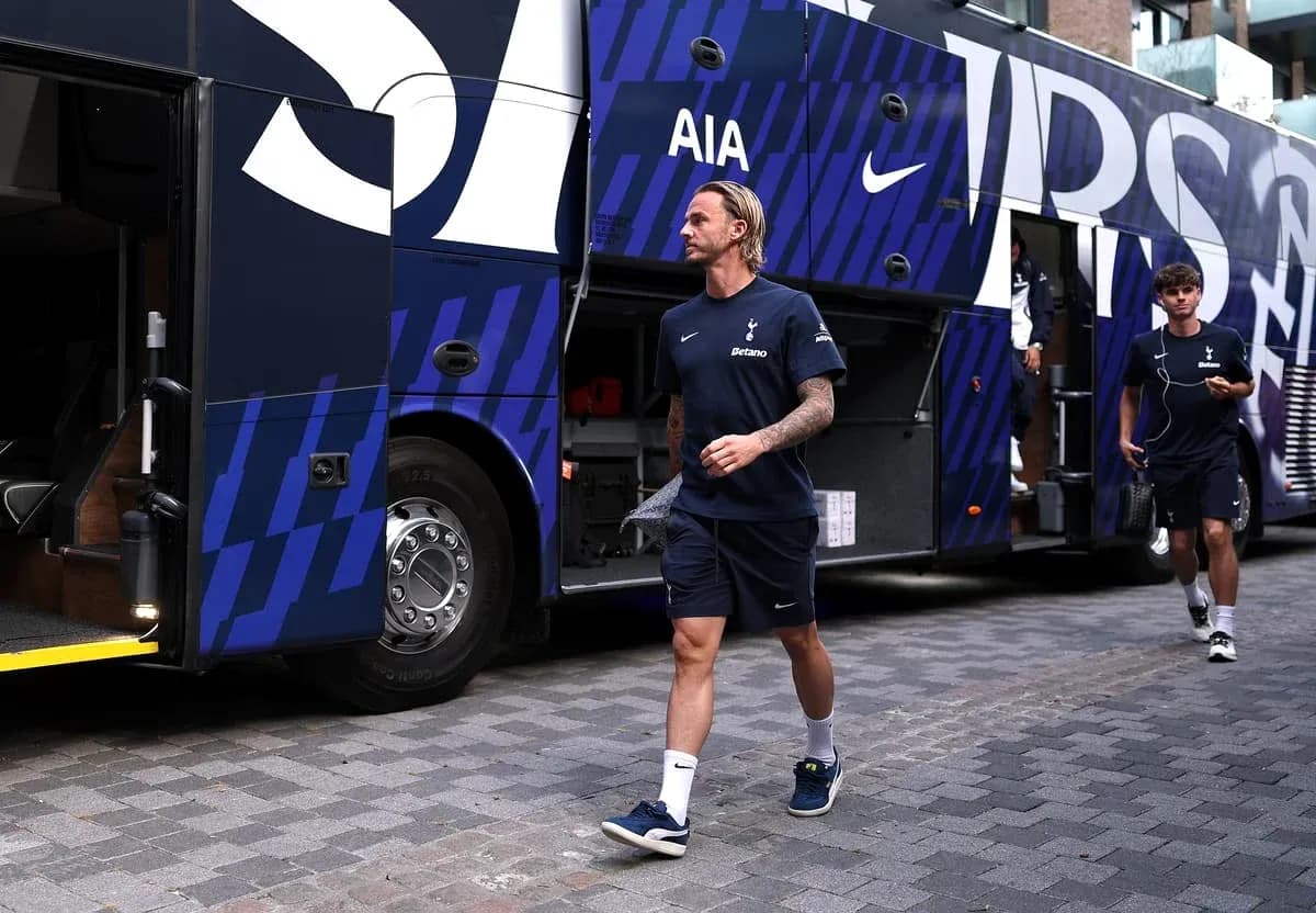 Игроки Tottenham выходят из команды автобуса Игроки Tottenham выходят из команды автобуса