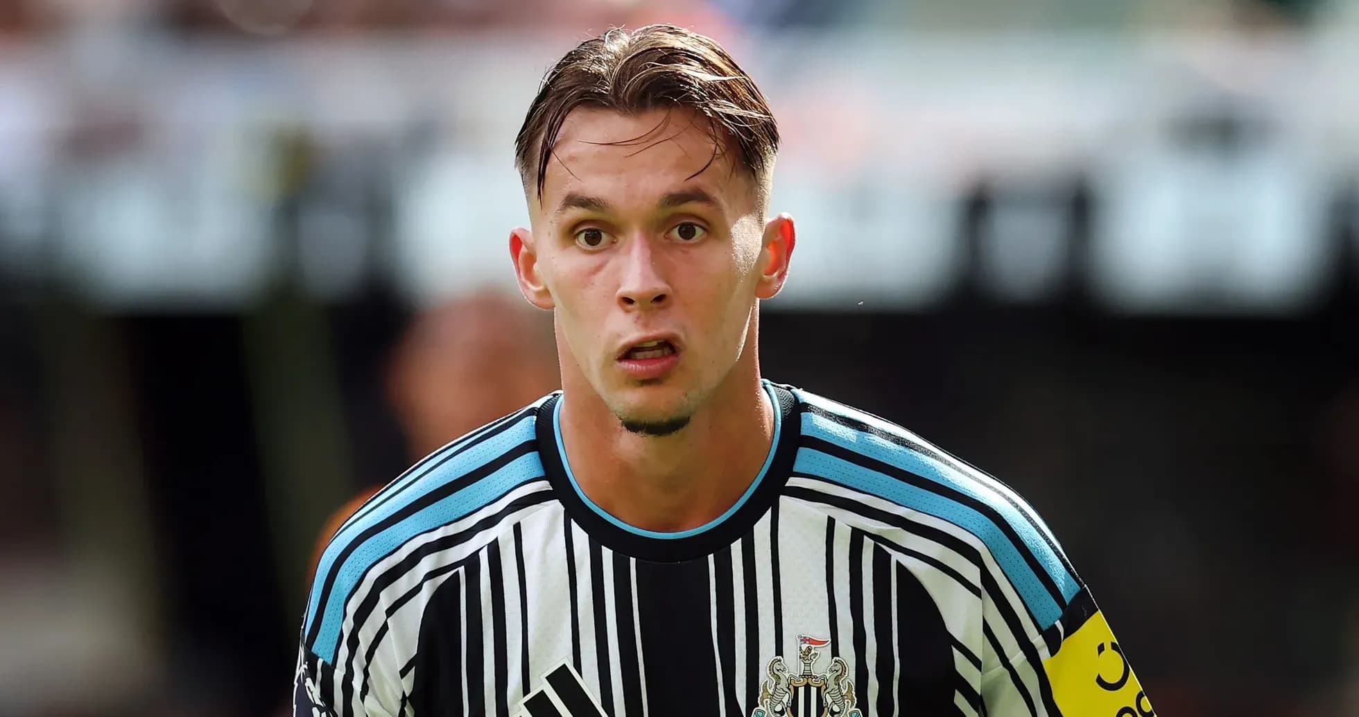 Игрок Newcastle United на поле во время матча Игрок Newcastle United на поле во время матча