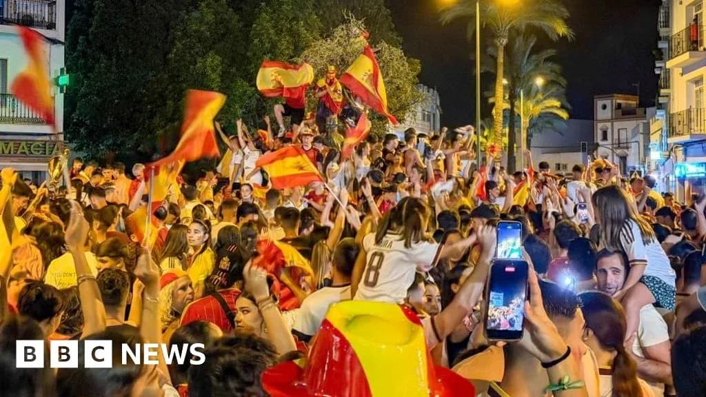 Толпа людей с флагами Испании на праздновании Толпа людей с флагами Испании на праздновании