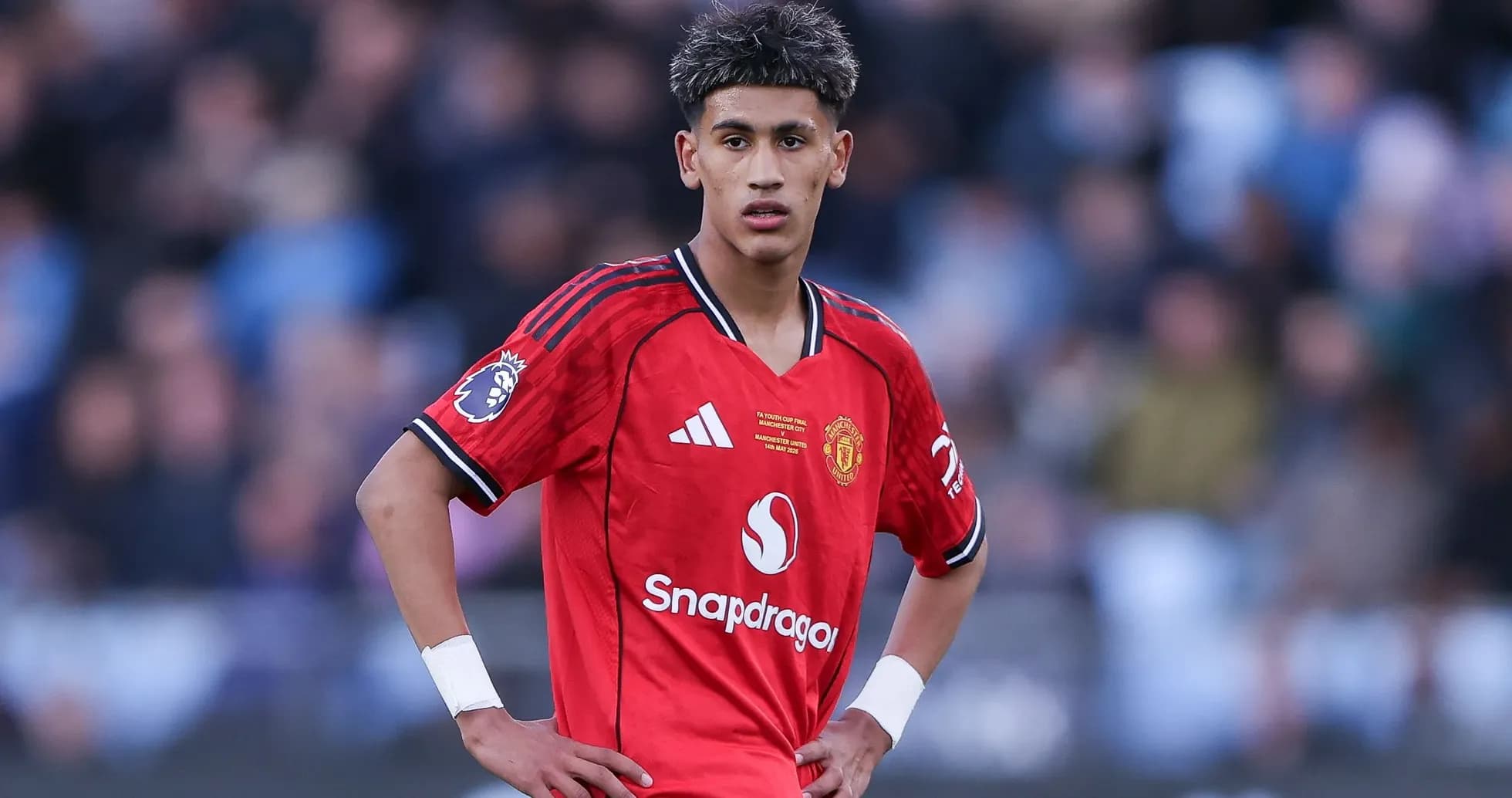 Игрок Manchester United в красной форме на поле Игрок Manchester United в красной форме на поле
