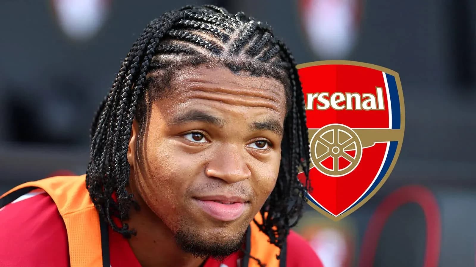 Игрок Arsenal с косичками на скамейке запасных Игрок Arsenal с косичками на скамейке запасных