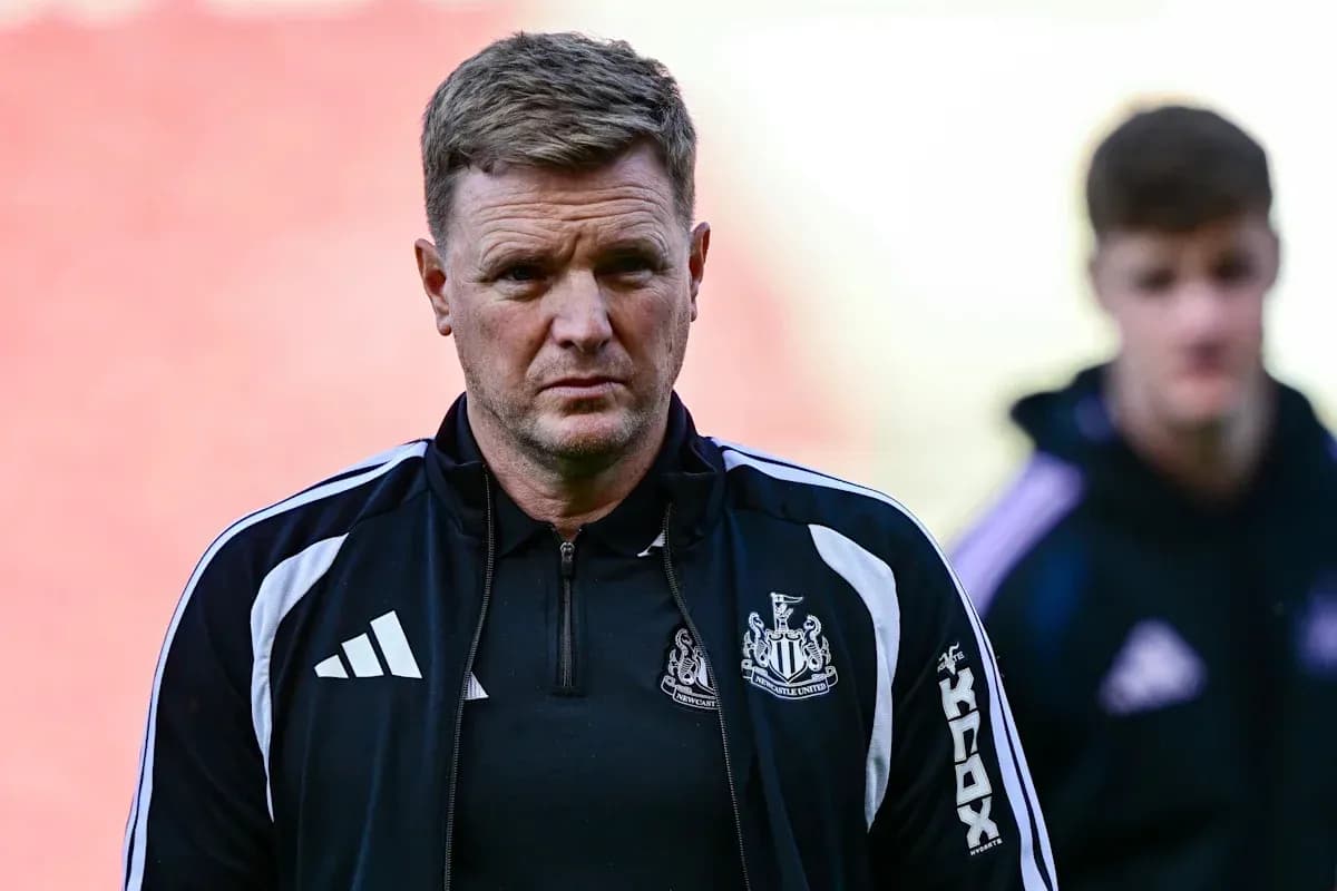 Тренер Newcastle United на поле перед матчем Тренер Newcastle United на поле перед матчем