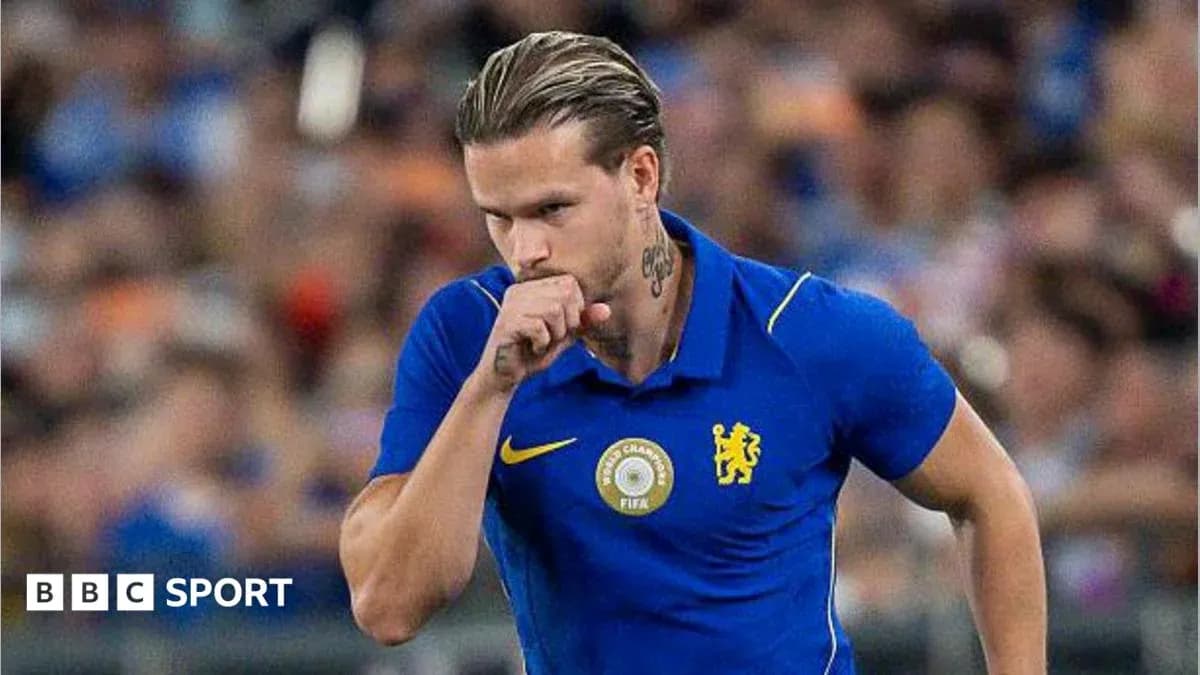 Игрок в синей форме Chelsea на поле Игрок в синей форме Chelsea на поле