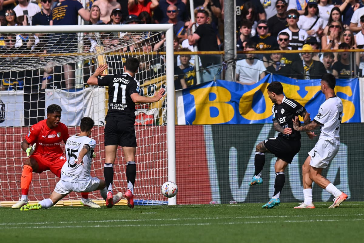 Игроки Como и Parma во время матча Игроки Como и Parma во время матча