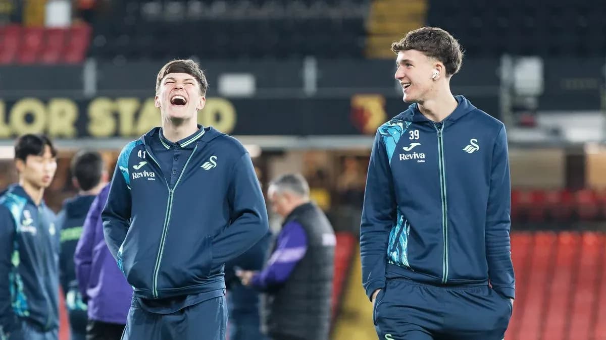 Игроки Swansea City смеются на тренировочном поле Игроки Swansea City смеются на тренировочном поле