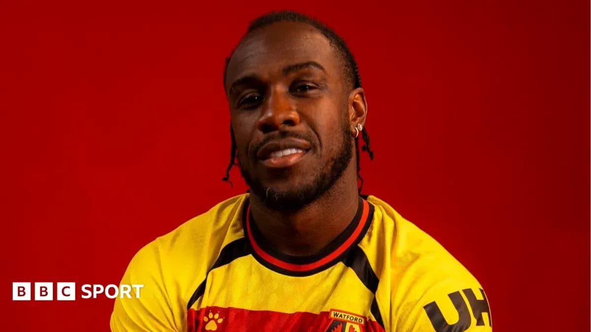 Игрок в желтой футболке Watford на красном фоне Игрок в желтой футболке Watford на красном фоне