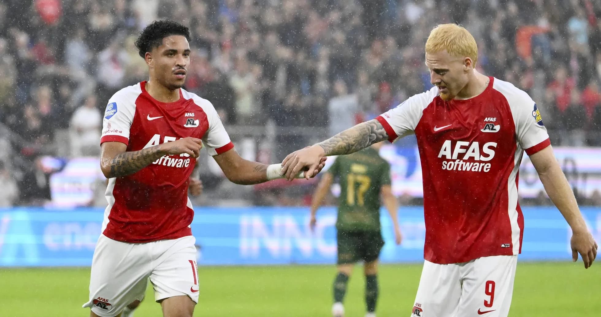 Игроки AZ Alkmaar празднуют гол под дождем Игроки AZ Alkmaar празднуют гол под дождем