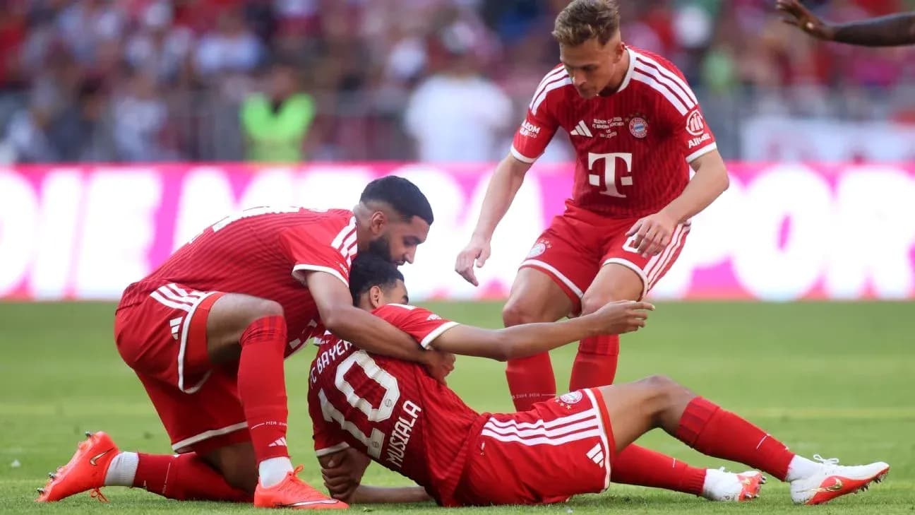 Игроки Bayern Munich помогают товарищу по команде Игроки Bayern Munich помогают товарищу по команде