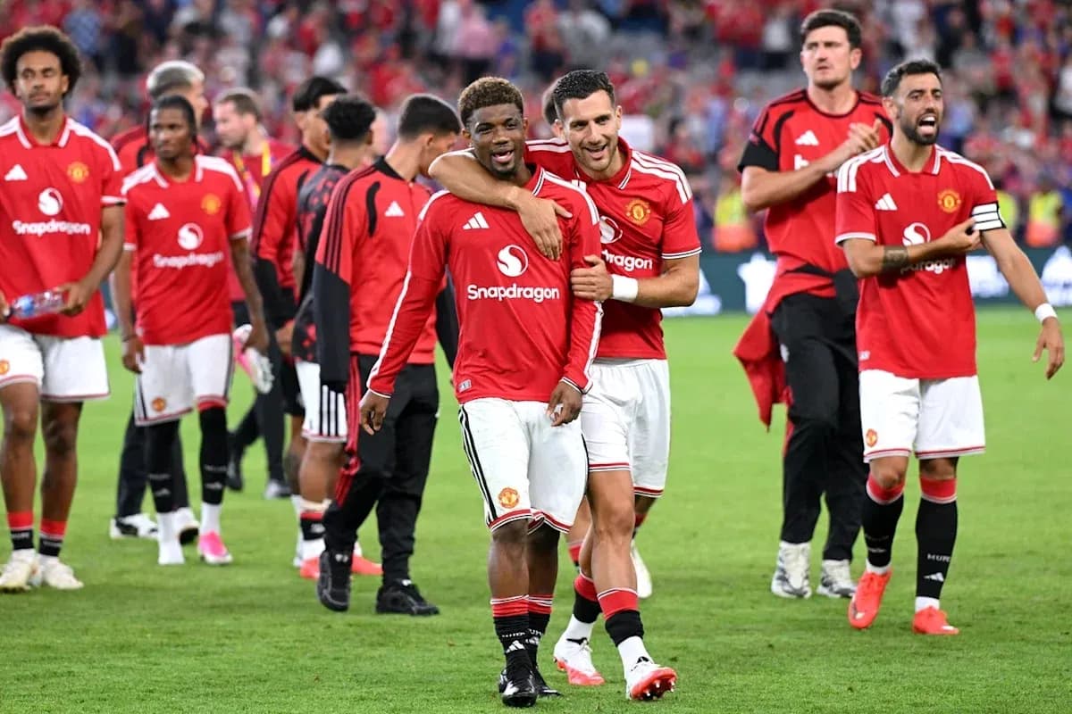 Игроки Manchester United празднуют после матча Игроки Manchester United празднуют после матча