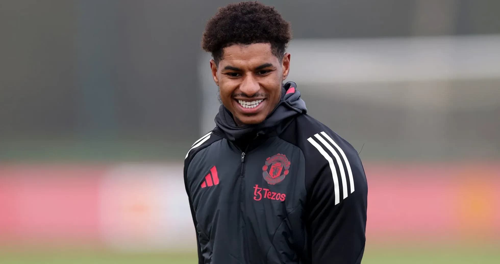 Игрок Manchester United улыбается на тренировке Игрок Manchester United улыбается на тренировке