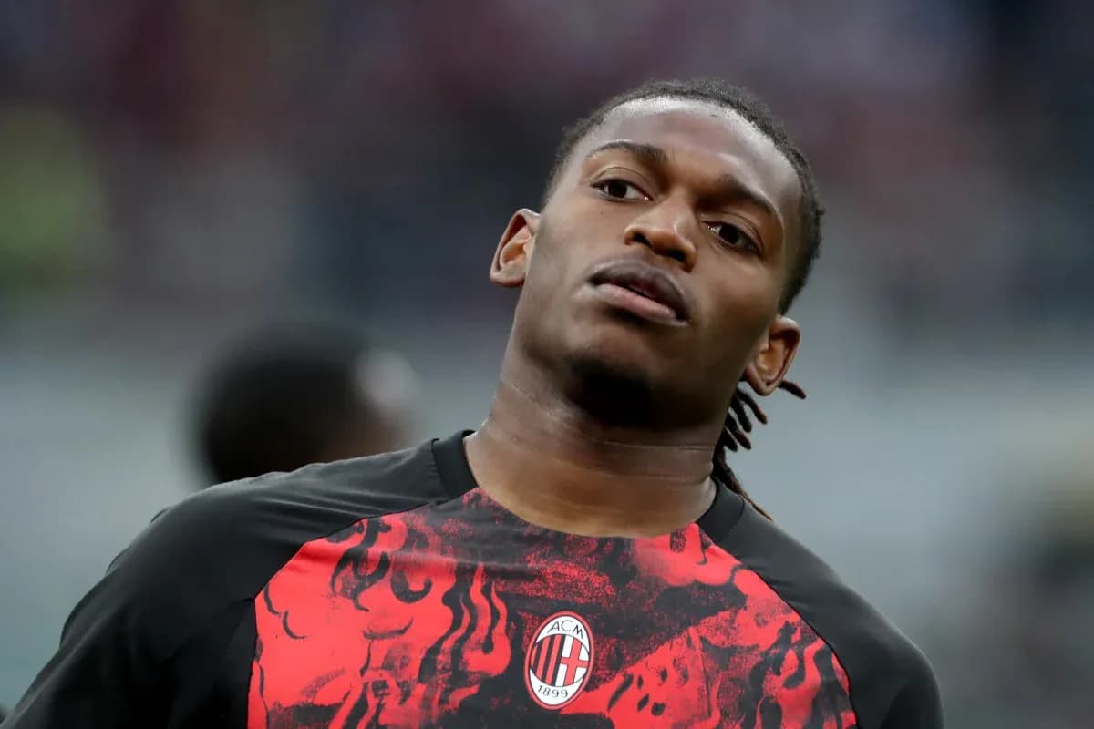 Игрок в тренировочной форме AC Milan на поле Игрок в тренировочной форме AC Milan на поле