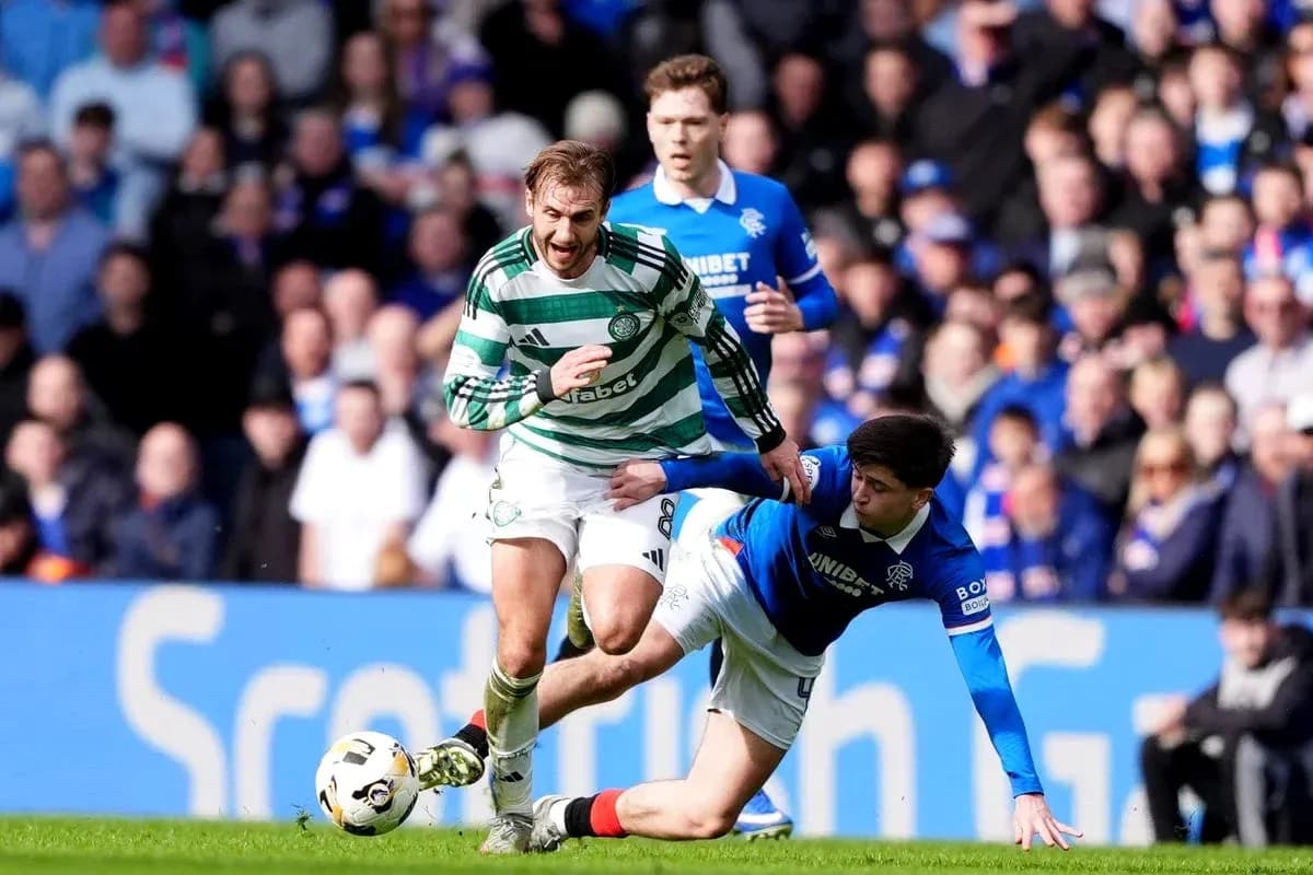 Игроки Celtic и Rangers борются за мяч на поле Игроки Celtic и Rangers борются за мяч на поле