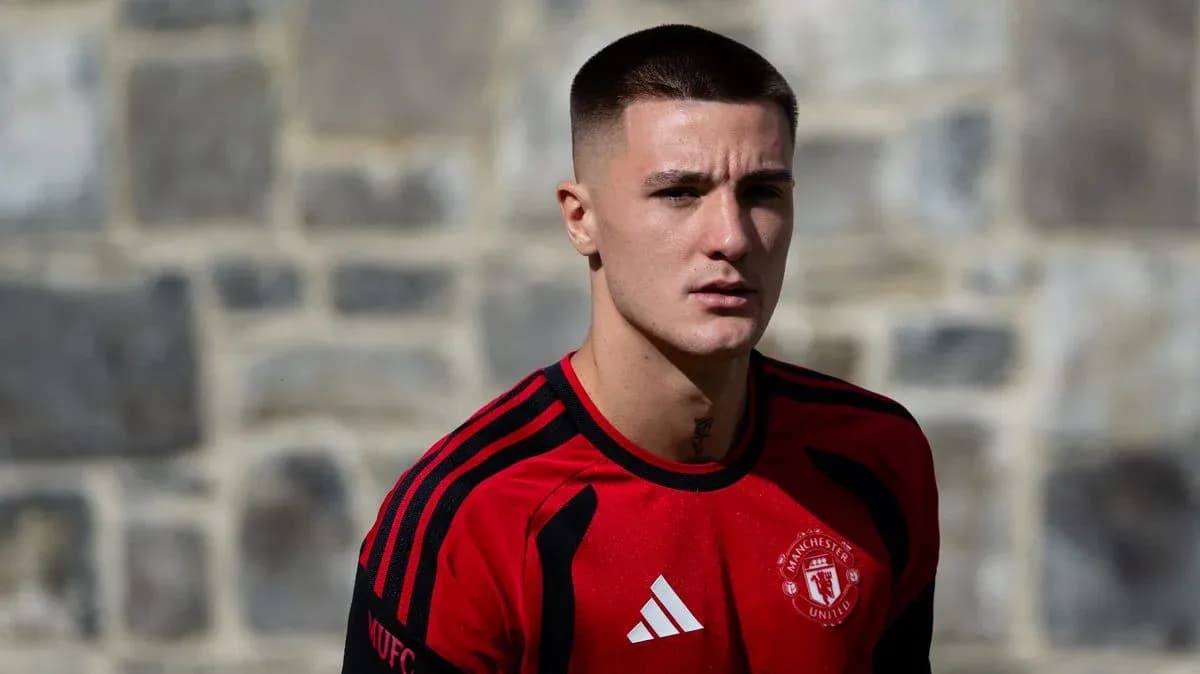 Игрок в тренировочной форме Manchester United на фоне каменной стены Игрок в тренировочной форме Manchester United на фоне каменной стены