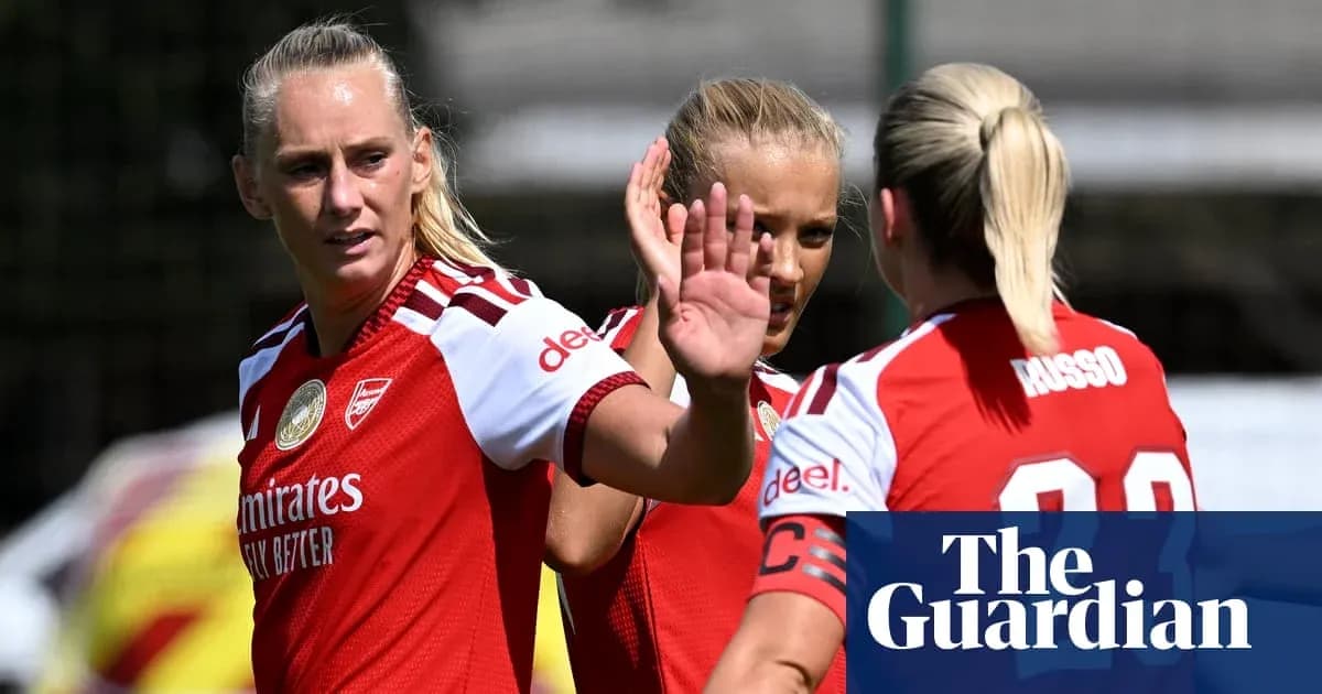 Игроки Arsenal обсуждают на тренировочном поле Игроки Arsenal обсуждают на тренировочном поле