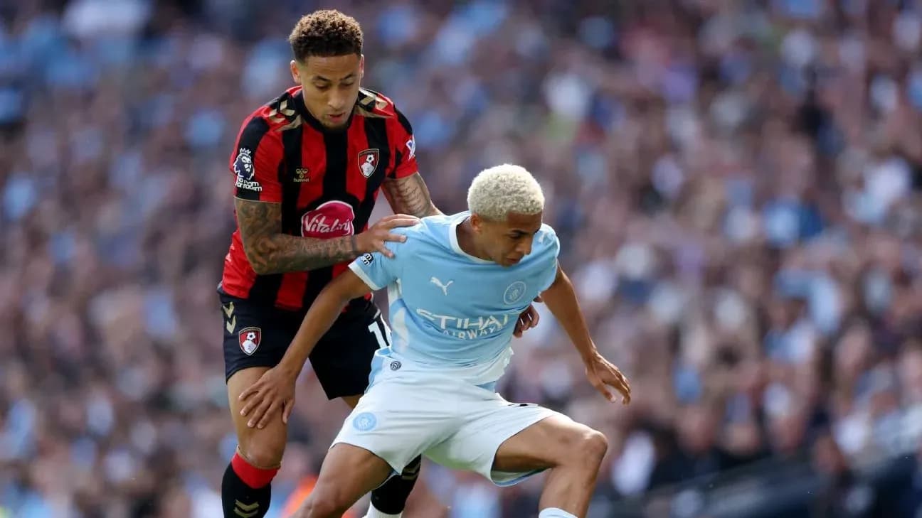 Игроки Bournemouth и Manchester City борются за мяч Игроки Bournemouth и Manchester City борются за мяч
