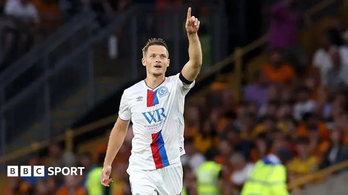 Игрок команды Blackburn Rovers празднует гол на поле Игрок команды Blackburn Rovers празднует гол на поле