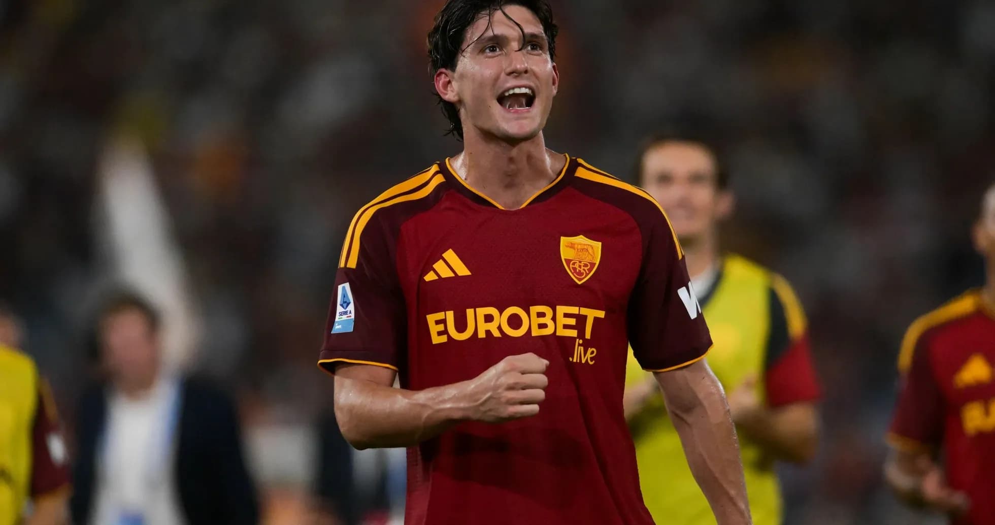 Игрок AS Roma радуется после забитого гола Игрок AS Roma радуется после забитого гола