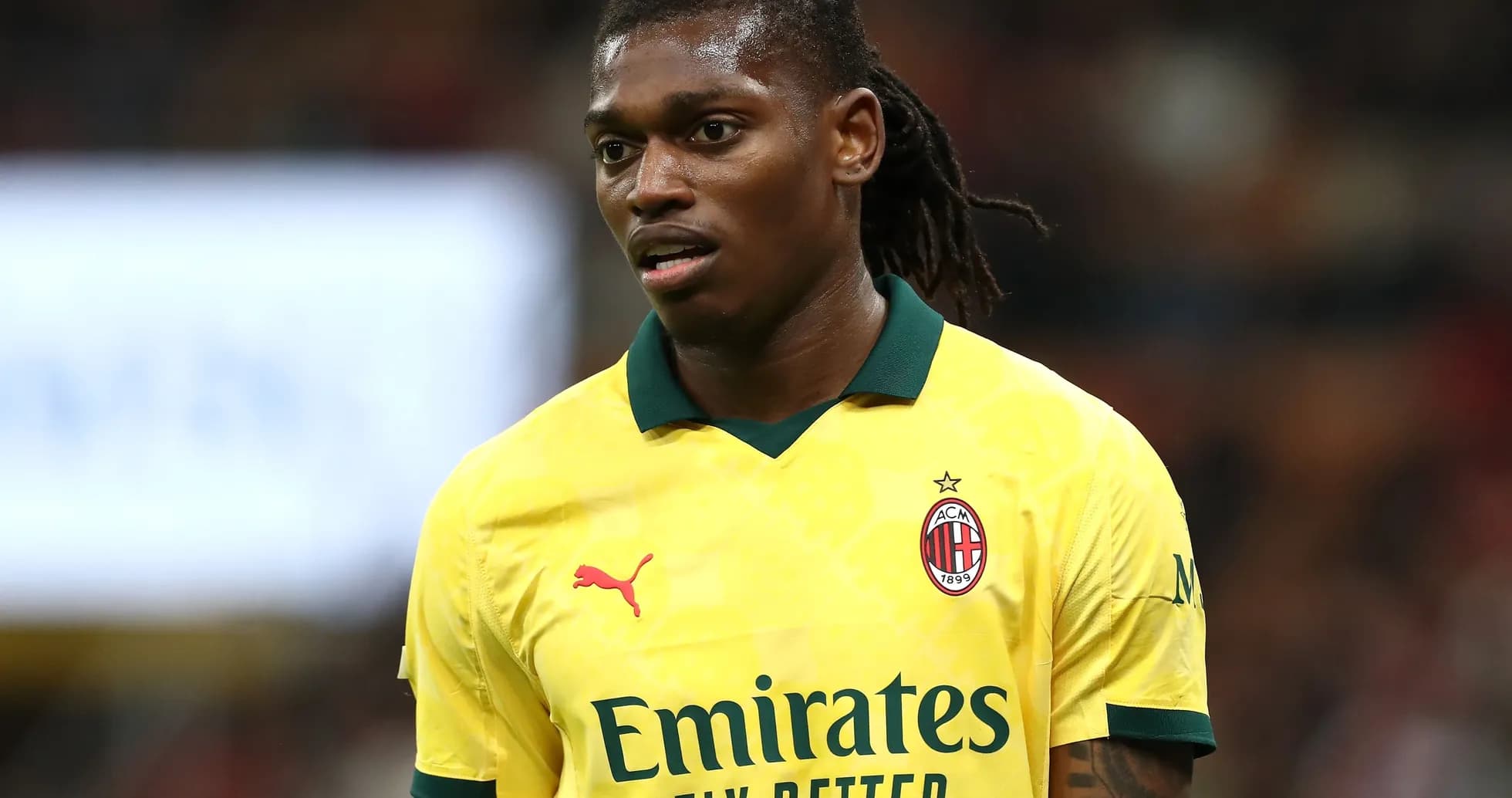 Игрок в желтой форме AC Milan на поле Игрок в желтой форме AC Milan на поле